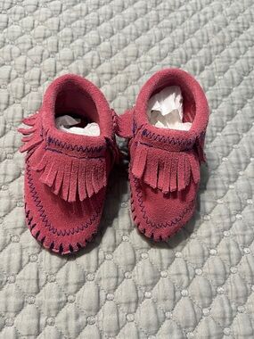 Minnetonka Kids Suede Fringe Moccasins - Pink